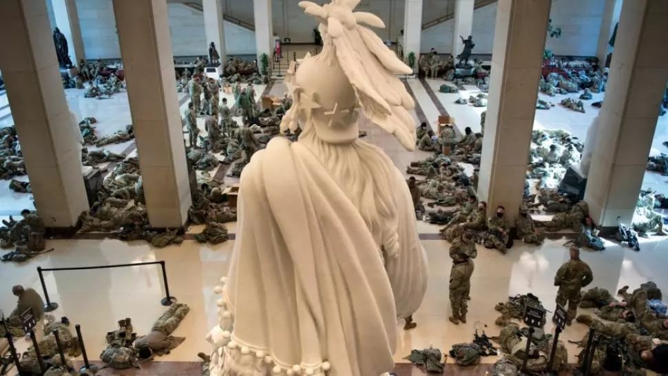 Imagini ISTORICE din Capitoliu în ziua în care Trump a fost acuzat de „incitare la insurecție”. Militarii, pe jos, cu armele lângă ei FOTO