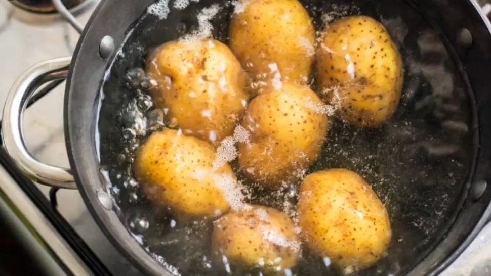 Nu mai arunca apa în care au fiert cartofii. Uite la ce poți s-o folosești 