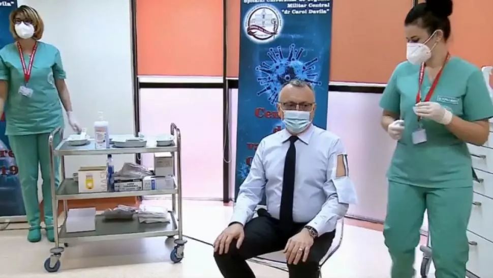 Povestea cămășii purtate de ministrul Sorin Cîmpeanu la vaccinare: ”A fost un mod de a face vizibil faptul că eu susțin actul”