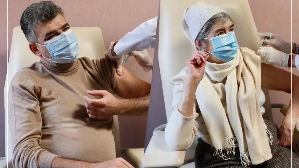 Marcel Ciolacu s-a vaccinat anti-COVID, împreună cu mama sa: „Cei din Guvern ar trebui să facă mai mult pentru persoanele vulnerabile”