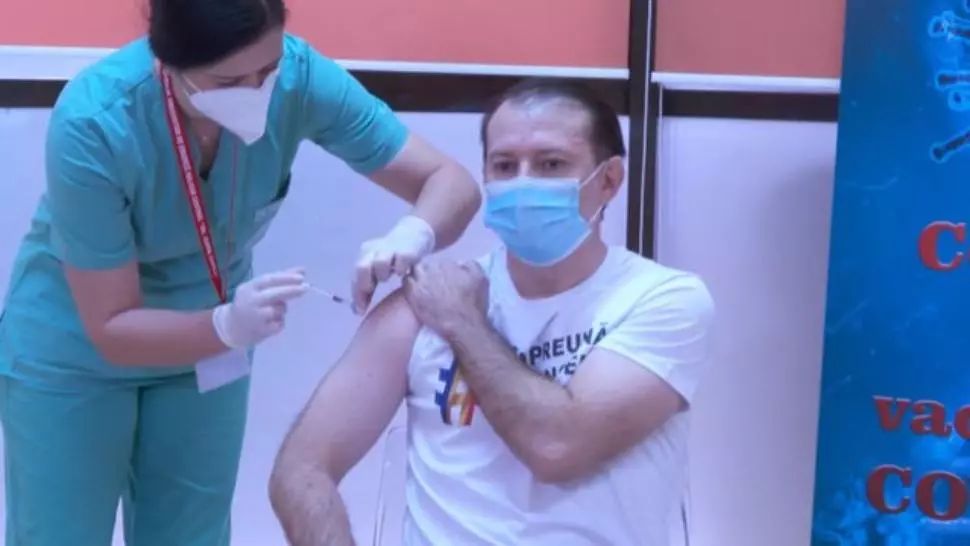 Premierul Florin Cîțu s-a vaccinat public: ”Nu am simțit nimic” - Ce tricou a purtat șeful Executivului VIDEO