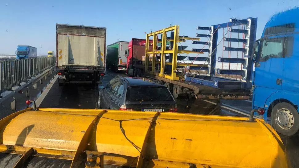 FOTO+VIDEO Cozi infernale pe banda de TIR-uri din Vama Nădlac, pe sensul spre Ungaria