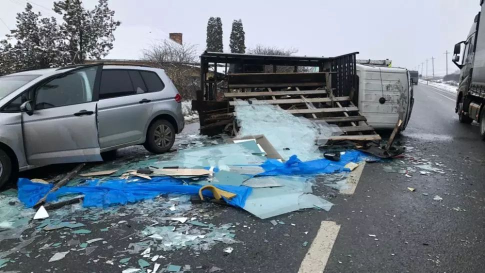 Foto/ Accident TERIBIL cu trei maşini pe centura Apahida, din județul Cluj! O autoutilitară s-a răsturnat