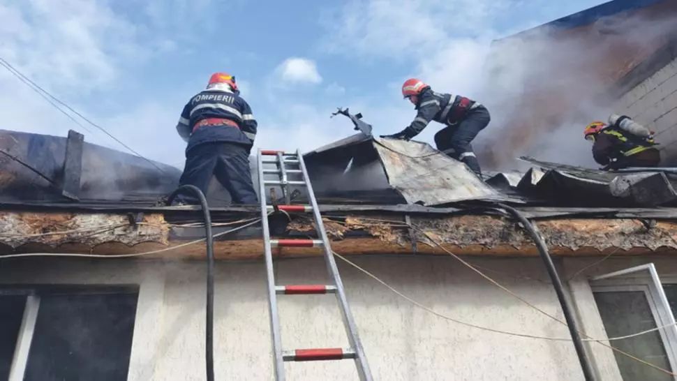 Incendiu la acoperișul unei școli din Toplița