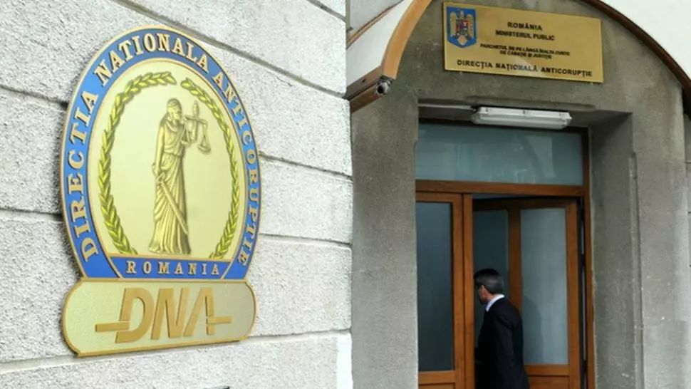 Fost ofițer anticorupție, trimis în judecată pentru mai multe infracțiuni