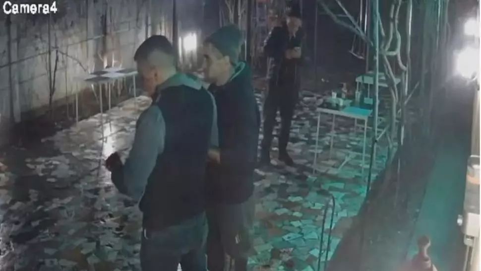 VIDEO/ Bărbați bătuți cu levierul la o terasă din județul Olt - scene de GROAZĂ. Agresorul, reținut