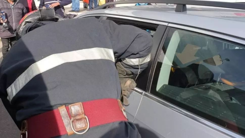 Un copil în vârstă de doi ani a rămas blocat într-o mașină, pe A1. UNDE erau părinții săi