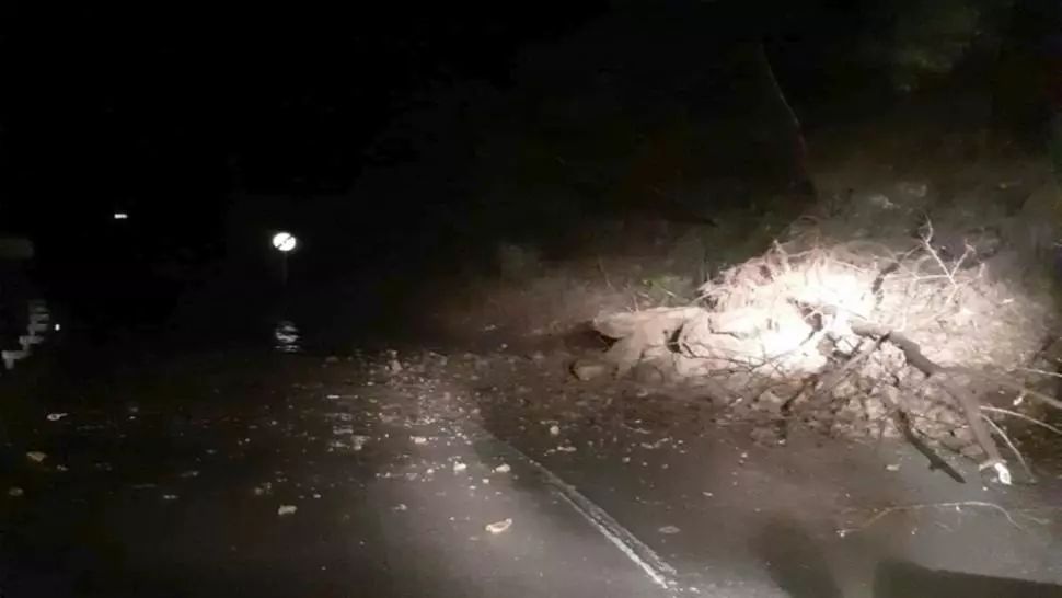 Alunecare de teren pe drumul dintre Valea Cernei și Băile Herculane. Circulație îngreunată