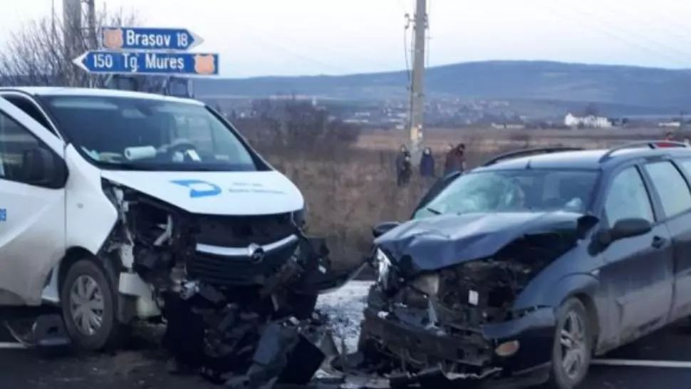 FOTO Accident rutier grav la Feldioara, jud. Brașov: Trei persoane rănite după ciocnirea frontală a două mașini