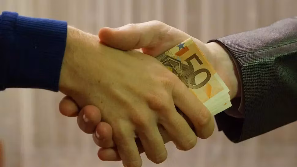 Experții FMI recomandă României reluarea luptei anticorupție și eficientizarea companiilor de stat din energie și transporturi