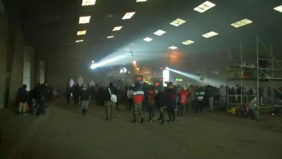 VIDEO În plină pandemie și restricții, aproape 2.500 de persoane au participat la o petrcere într-un orășel din Franța