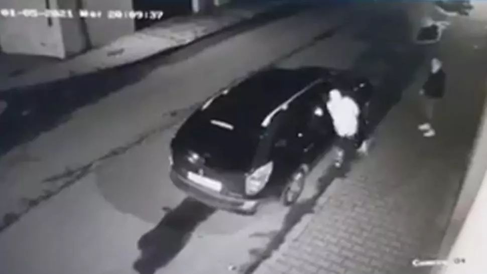 Minori prinși după ce au furat dintr-o mașină. Imagini INCREDIBILE surprinse de camerele de supraveghere