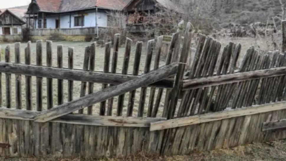 Broșuri cu informații false despre vaccinul anti-Covid, împărțite de bărbați îmbrăcați în haine călugăr