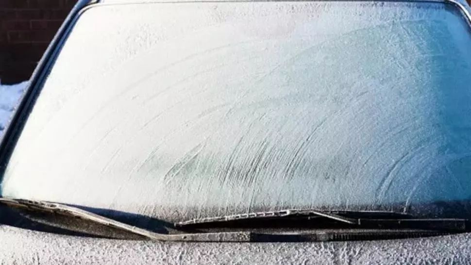 AȘA dezgheţi eficient şi rapid parbrizul de la maşină. Cel mai simplu truc