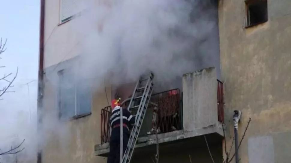 Incendiu puternic într-un bloc din Moreni. Apartament distrus din cauza neatenției