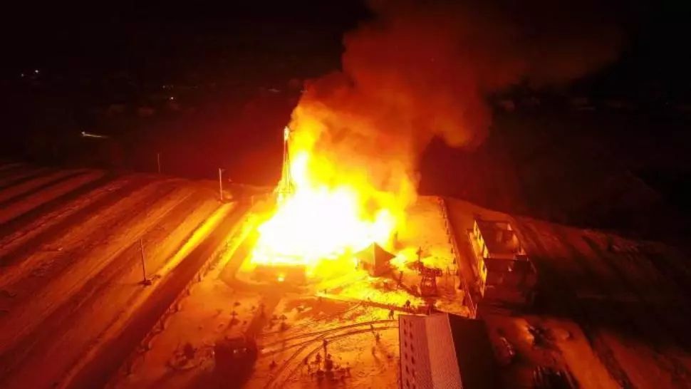 O biserică din Suceava, mistuită de flăcări. ISU a trimis 10 autospeciale să stingă incendiul