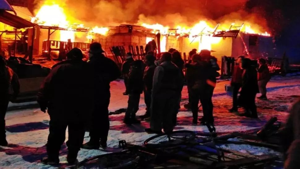 FOTO | Incendiu cumplit în Bistrița. 13 oameni, dintre care 9 copii, au rămas fără adăpost