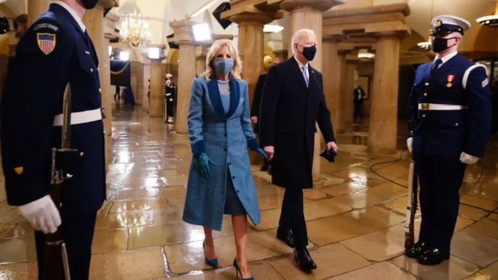 Clipe istorice: Preşedintele Joe Biden şi prima doamnă, Jill Biden, au ajuns la Casa Albă. Cuplul prezidențial a fost însoţit de membrii familiei restrânse