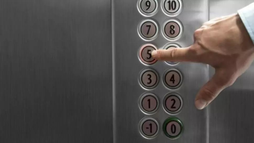 Bătrân din Buzău, atacat în lift. Poliția, în stare de alertă