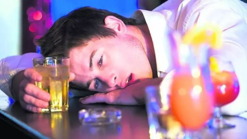 Cum scapi în 10 minute de mahmureala de după Revelion