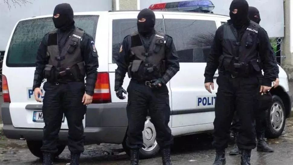 Zeci de percheziții în toată țara. Sunt vizate grupări de trafic de droguri, pornografie infantilă, evaziune fiscală sau tâlhărie calificată