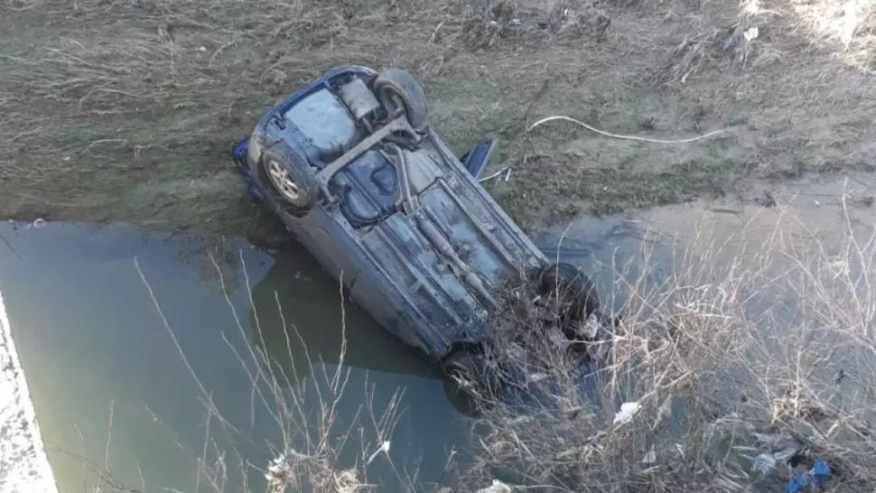 Au căzut cu mașina într-un pârâu. Cei doi pasageri au scăpat ca prin minune fără nicio zgârietură