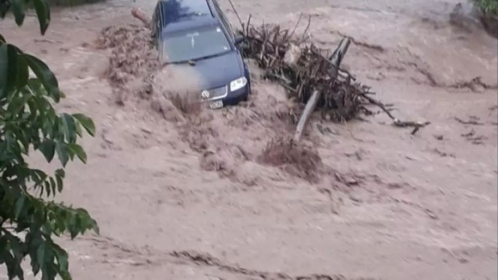 Vremea rea face ravagii. O mașină a fost luată de ape, iar un baraj a fost rupt. Tone de gunoaie plutesc pe râuri - imagini incredibile 