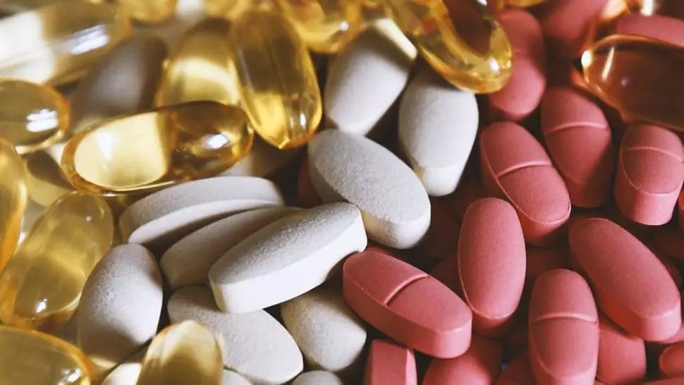 Peste 500 de persoane, reținute pentru trafic de medicamente contrafăcute