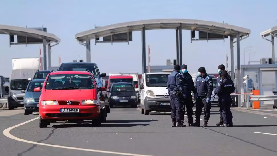 Pleacă românii din țară. Se circulă în coloană la Vama Nădlac II pe sensul de ieșire spre Ungaria