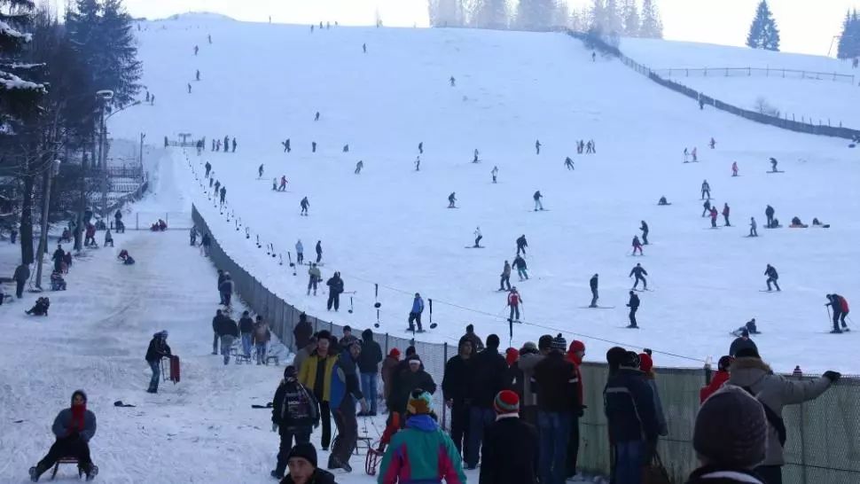 Au „confundat” pârtia de schi cu drumul forestier. Doi „temerari” au intrat cu ATV-urile peste schiori