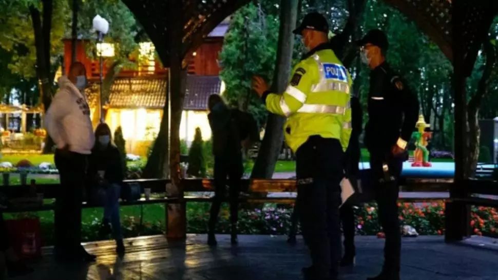 O petrecere la care participau 50 de persoane a fost întreruptă de poliţişti, în Olt. Organizatorul evenimentului a fost amendat cu 3.000 de lei
