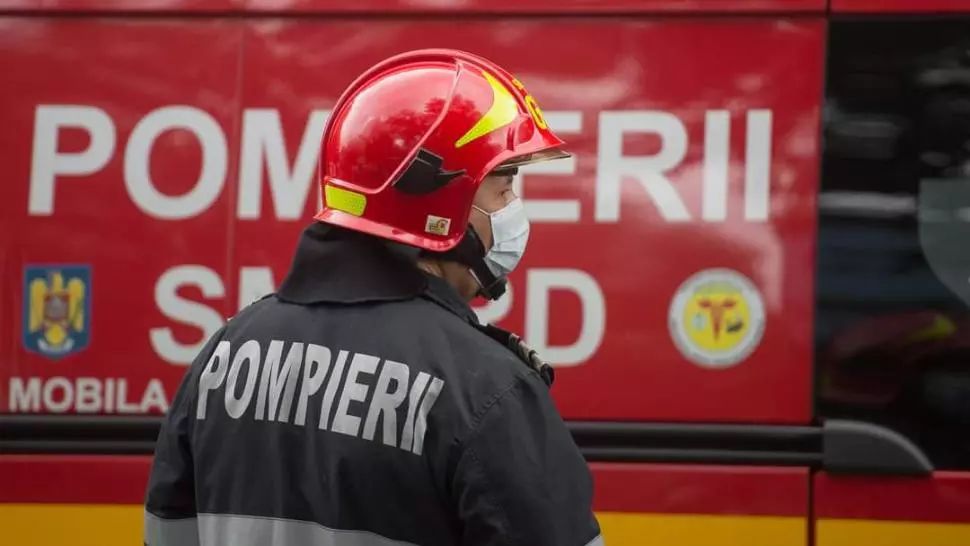 Intervenție de URGENȚĂ a pompierilor, pe litoral: Explozie la un punct de transformare din Năvodari. Un altul a luat foc, la Venus