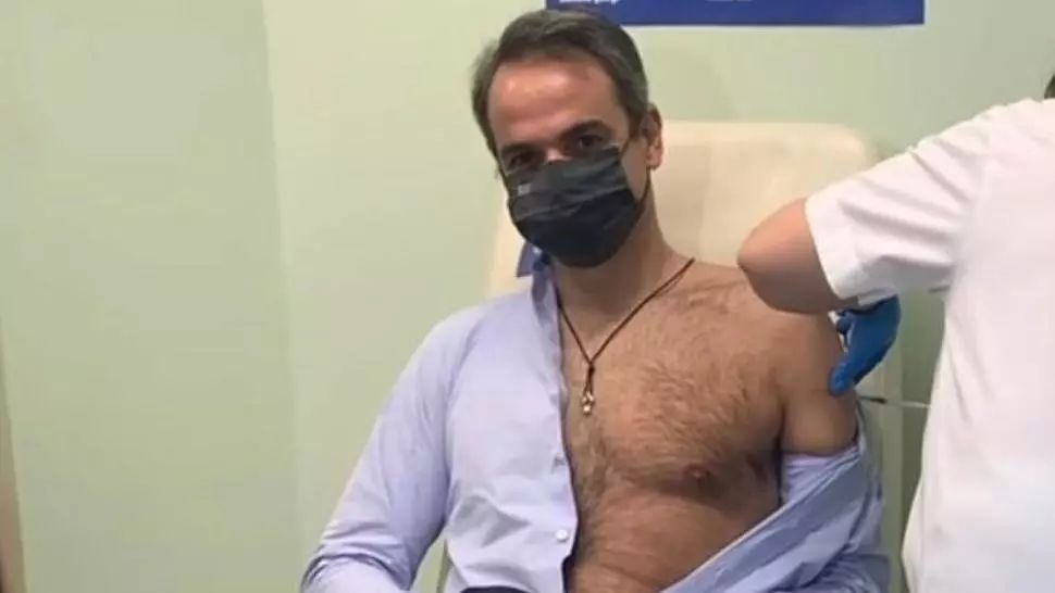 VIDEO Premierul Greciei, dezinvolt la imunizare: pe jumătate dezbrăcat la TV pentru a doua doză de vaccin împotriva COVID-19