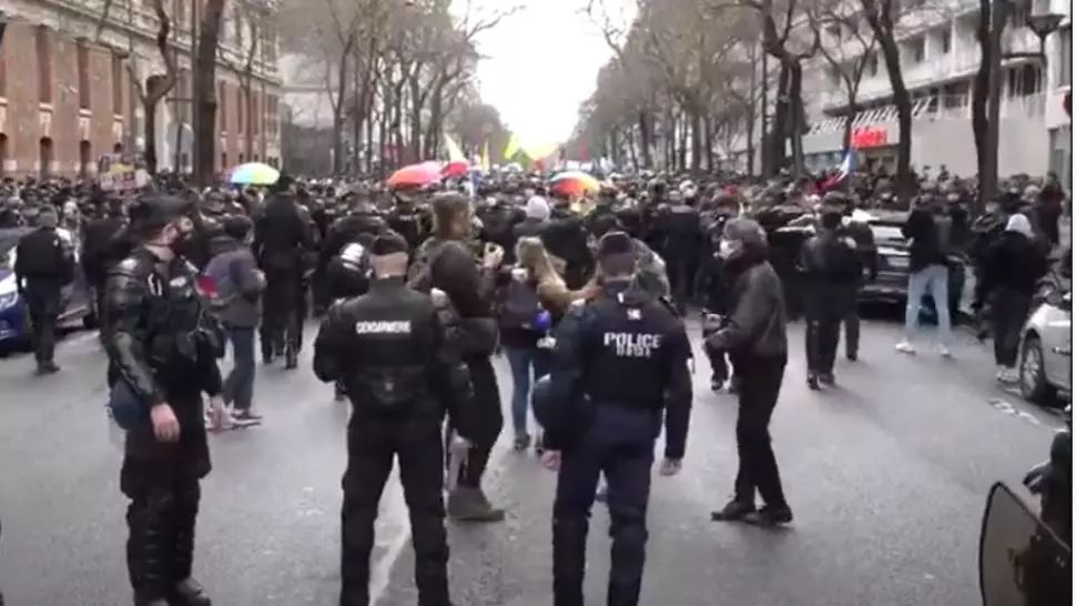 VIDEO | Proteste ample în Paris. Francezii, nemulțumiți de legea siguranței publice