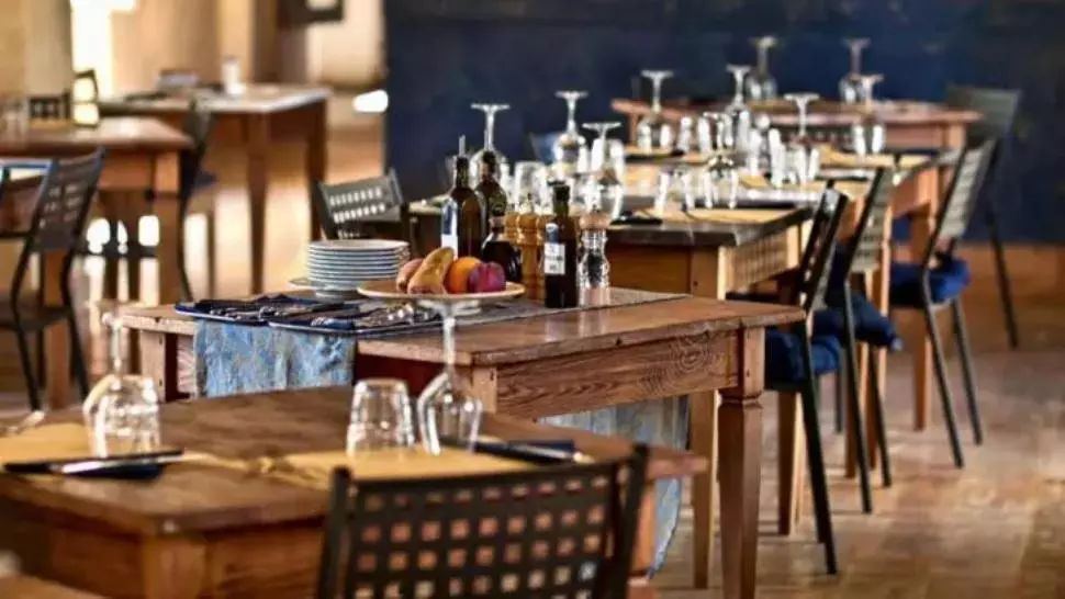 Patronatele cer ridicarea totală a restricțiilor în restaurante: 80% dintre angajații HoReCa s-au vaccinat anti-Covid. Răspunsul guvernului