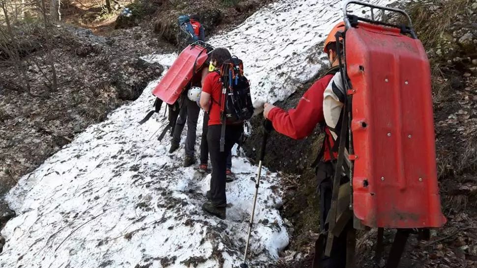 Bărbat rătăcit pe munte, găsit de salvamontiști după 2 zile 