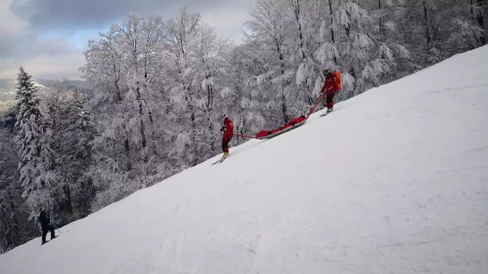 Un turist a alunecat sute de metri pe un versant, în Bucegi! Salvamontiştii încearcă din răsputeri să-l SALVEZE