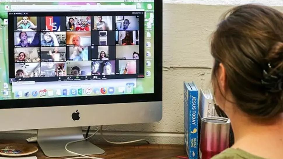 Elevii din clasele terminale de gimnaziu și liceu reîncep, astăzi, cursurile. Cum se vor desfășura activitățile didactice