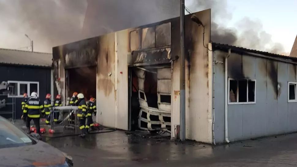 VIDEO | Incendiu puternic la un service auto din Craiova. 2 mașini au fost distruse