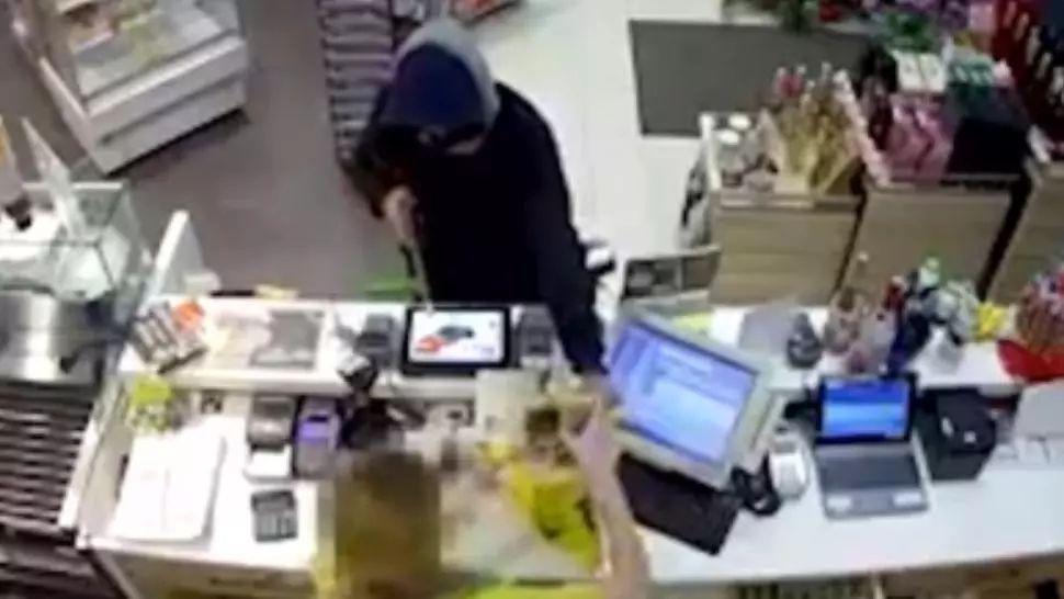 A făcut sex cu hoțul care tâlhărea o benzinărie până a venit poliția