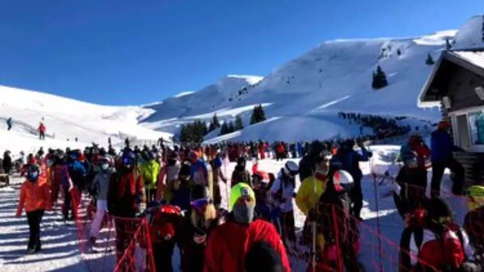 Rata de infectare în Sinaia a depășit, din nou, 3 cazuri la mia de locuitori. Autoritățile relaxaseră restricțiile de Anul Nou