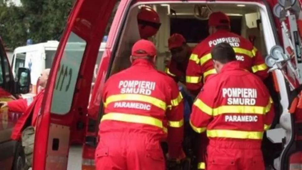 VIDEO Accident grav - O mașină a căzut de la mare înălțime, într-o prăpastie, în Argeș - Cinci victime