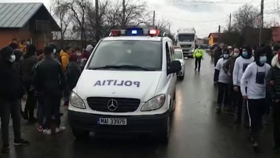 Revoltă în sat, după ce tatăl a doi copii a fost OMORÂT în bătaie la o petrecere. Criminalul, lăsat liber