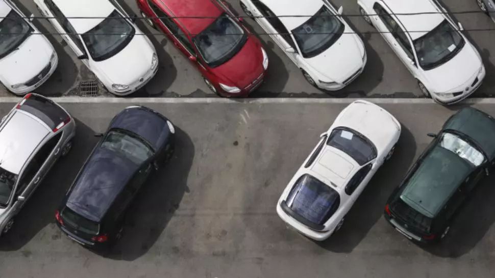 Un primar din București vrea MAJORAREA taxei anuale de parcare. Care este motivul