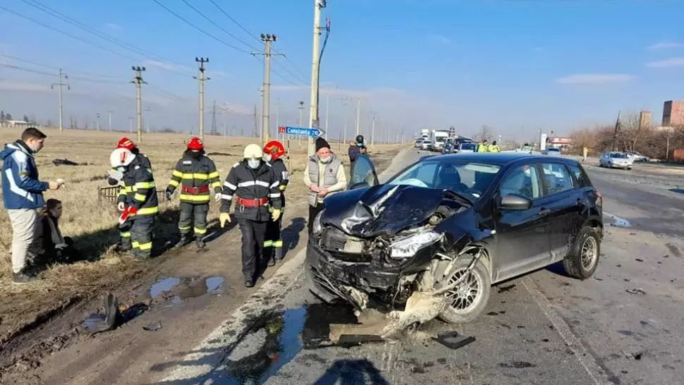 FOTO | IMPACT violent la ieșirea din Urziceni, jud. Ialomița! Trei mașini s-au ciocnit - CINCI persoane rănite, două au ajuns la spital