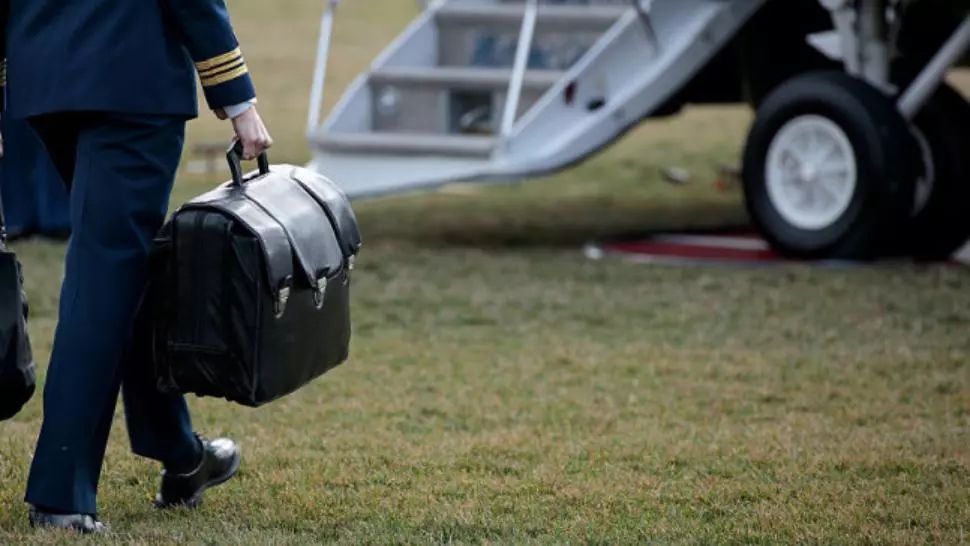 Codurile nucleare au ajuns la noul președinte al SUA printr-o procedură specială - Cum s-a făcut „TRANSFERUL” de la Trump, absent, la Biden