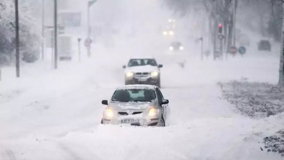 VIDEO | Incident neobișnuit: Trei mașini luate pe sus de vânt și aruncate pe șosea