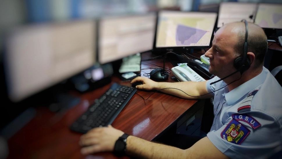 Copil de doi ani, salvat chiar de dispecerul care a răspuns apelului la 112. Micuțul se înecase cu o bomboană