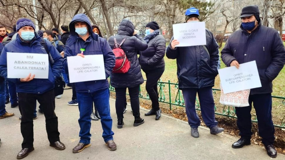 Ceferiștii protestează în fața ministerului Transporturilor. Ce revendicări au