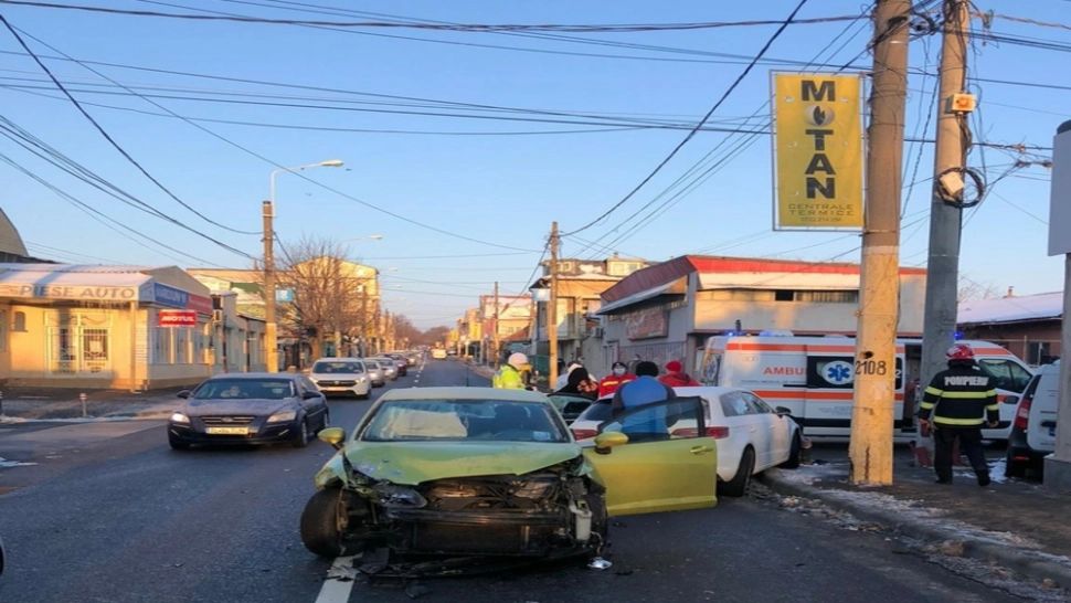 FOTO Grav accident de circulație în municipiul Constanța: Două persoane transportate la spital